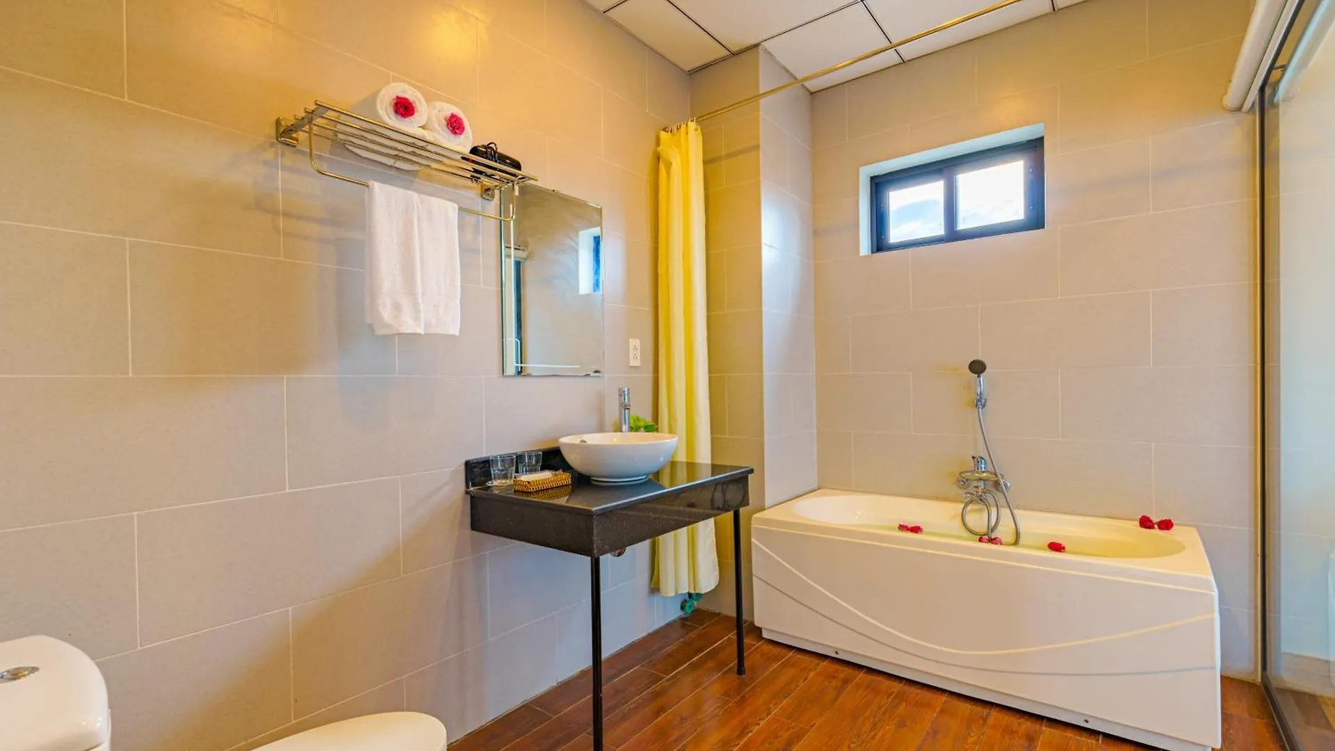 Ha Mountain View Pool Villa Hoi An Homestay
